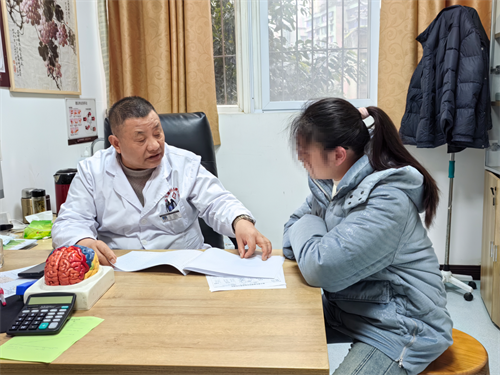 重庆儿童抽搐哪里治疗最好_孩子高烧抽搐是癫痫病吗？